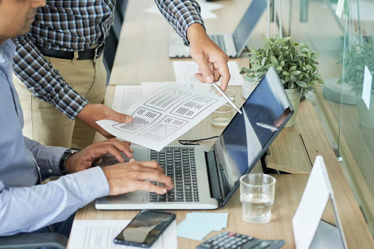 Agence ou freelance : le dilemme pour votre site